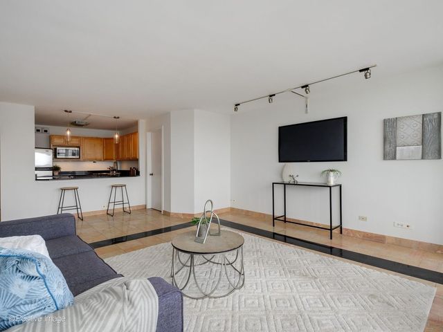 525 W Hawthorne Place 2207, Chicago, IL 60657