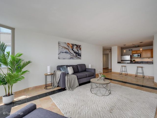 525 W Hawthorne Place 2207, Chicago, IL 60657