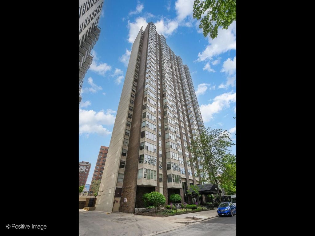 525 W Hawthorne Place 2207, Chicago, IL 60657