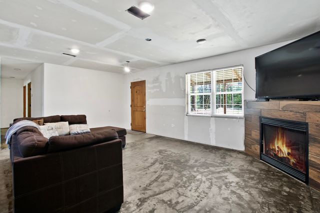 2599 E Hawthorne Rd, Leesville, LA 71446