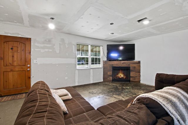 2599 E Hawthorne Rd, Leesville, LA 71446