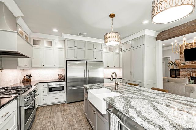 8823 Round Oak Dr, Baton Rouge, LA 70817