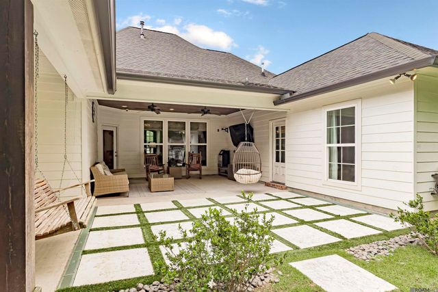 8823 Round Oak Dr, Baton Rouge, LA 70817