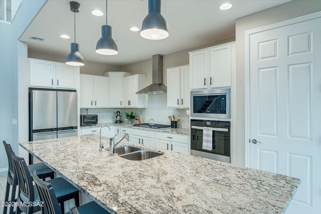 8070 S Expedition Drive, Tucson, AZ 85747