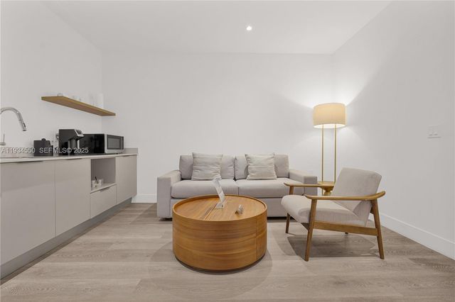 229 SW 9th St 504, Miami, FL 33130