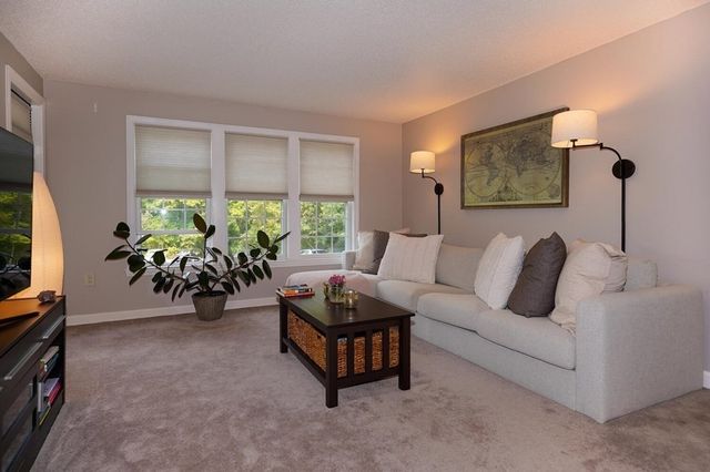 11 Thoreau Ct - 7, Natick, MA 01760