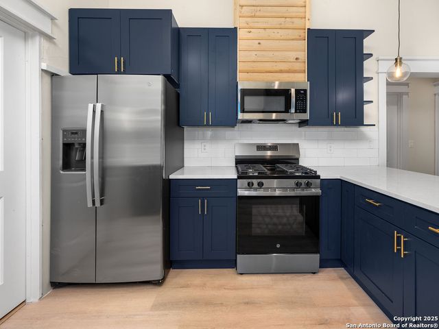 827 LEAL ST, San Antonio, TX 78207