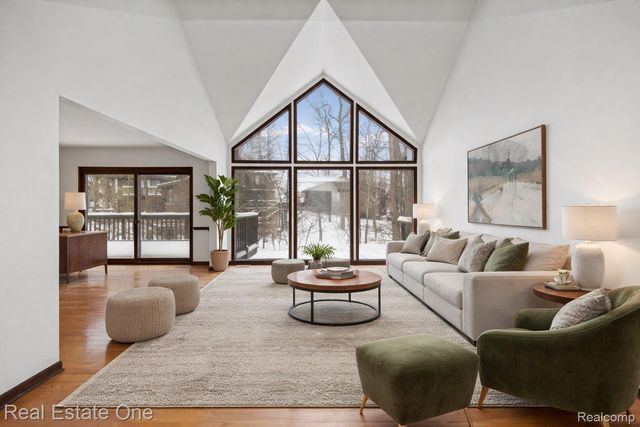 3095 Bloomfield Park Drive, West Bloomfield Charter Township, MI 48323