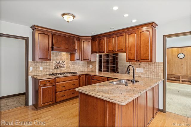3095 Bloomfield Park Drive, West Bloomfield Charter Township, MI 48323