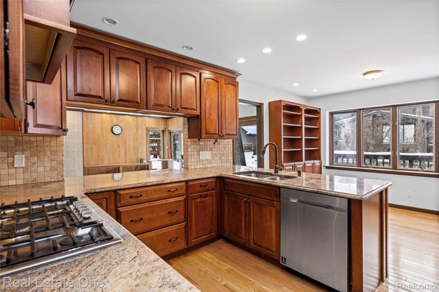 3095 Bloomfield Park Drive, West Bloomfield Charter Township, MI 48323