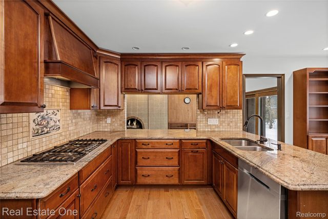 3095 Bloomfield Park Drive, West Bloomfield Charter Township, MI 48323