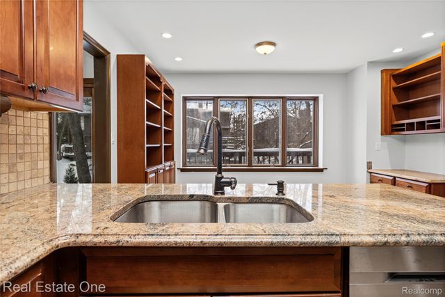 3095 Bloomfield Park Drive, West Bloomfield Charter Township, MI 48323