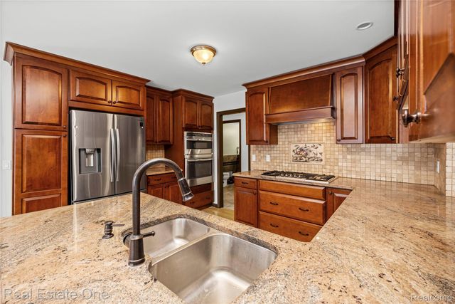 3095 Bloomfield Park Drive, West Bloomfield Charter Township, MI 48323