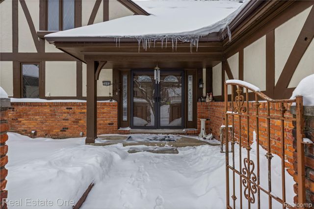 3095 Bloomfield Park Drive, West Bloomfield Charter Township, MI 48323