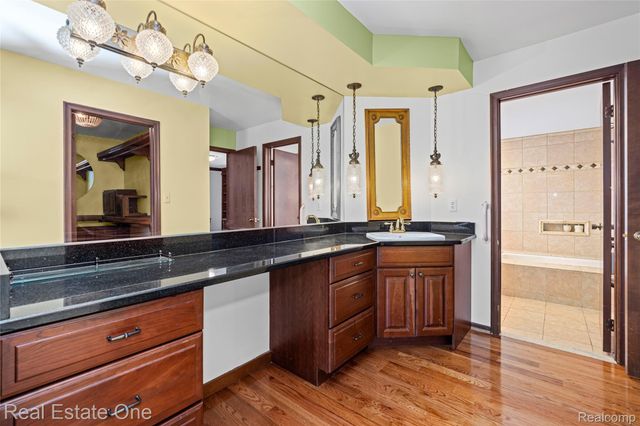 3095 Bloomfield Park Drive, West Bloomfield Charter Township, MI 48323