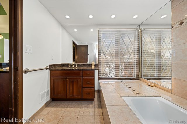 3095 Bloomfield Park Drive, West Bloomfield Charter Township, MI 48323