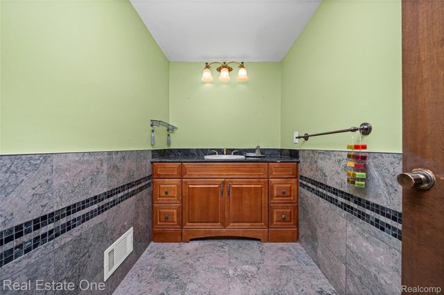 3095 Bloomfield Park Drive, West Bloomfield Charter Township, MI 48323