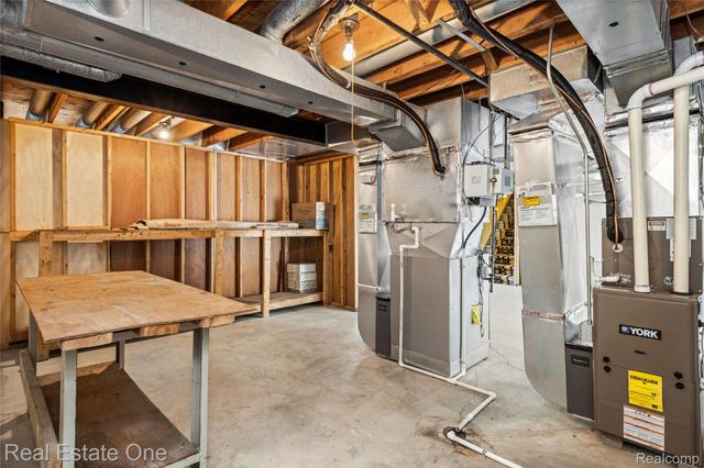 3095 Bloomfield Park Drive, West Bloomfield Charter Township, MI 48323