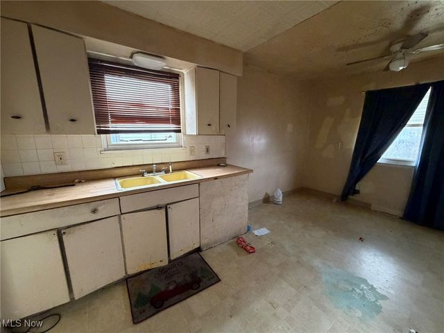 4549 Lee Road, Cleveland, OH 44128