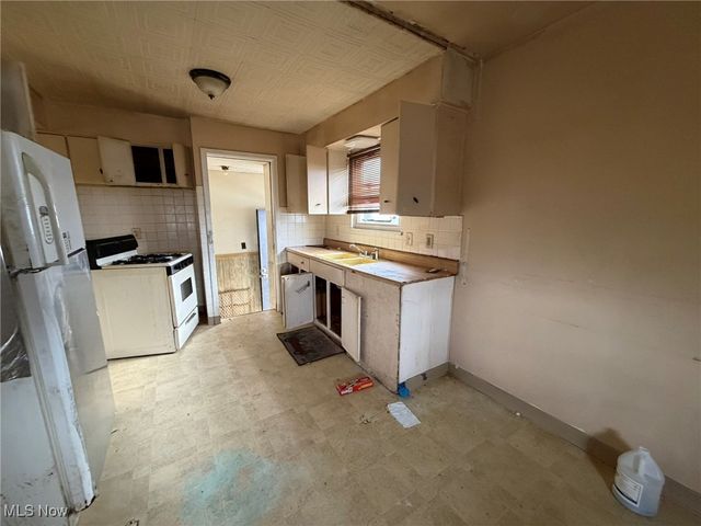 4549 Lee Road, Cleveland, OH 44128