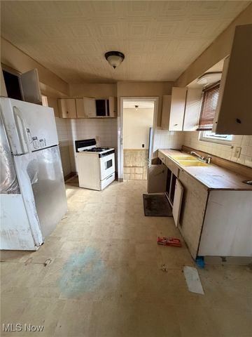 4549 Lee Road, Cleveland, OH 44128