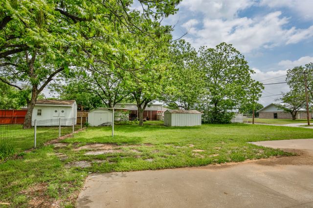 1102 Fair Avenue, Gainesville, TX 76240