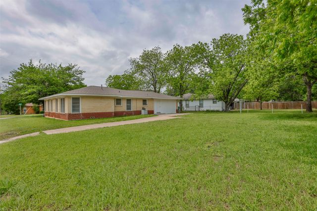 1102 Fair Avenue, Gainesville, TX 76240