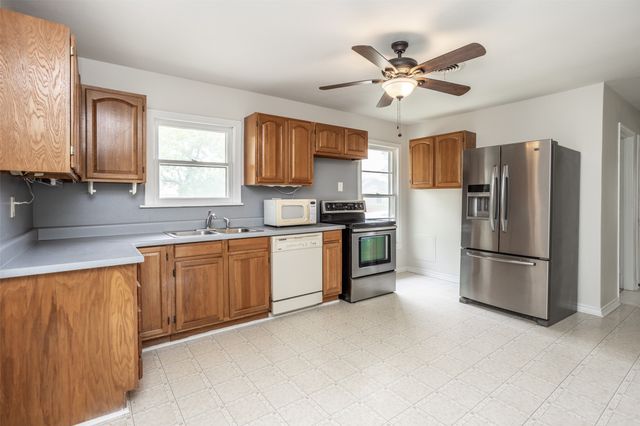 1102 Fair Avenue, Gainesville, TX 76240
