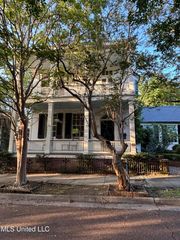 705 Washington Street, Natchez, MS 39120