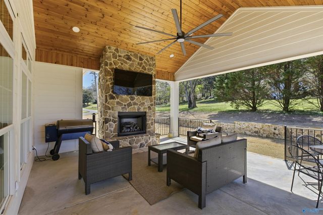 101 Lake Creek Drive, Guntersville, AL 35976