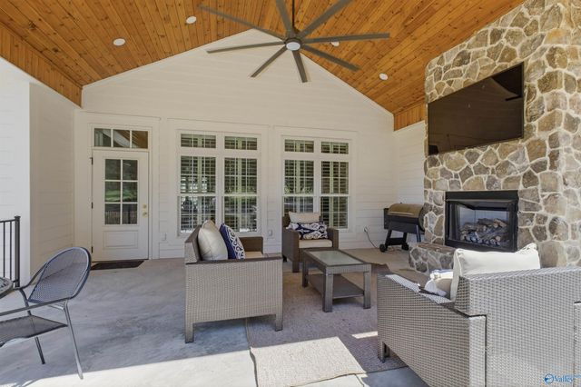 101 Lake Creek Drive, Guntersville, AL 35976