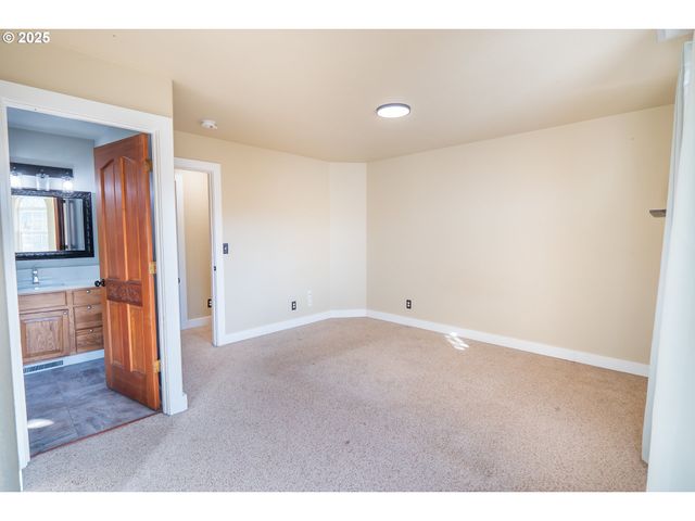 86104 SELLS VIEW Dr, Eugene, OR 97402