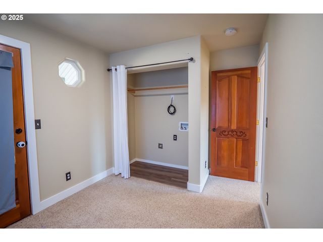 86104 SELLS VIEW Dr, Eugene, OR 97402