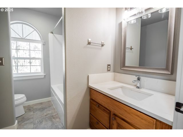 86104 SELLS VIEW Dr, Eugene, OR 97402