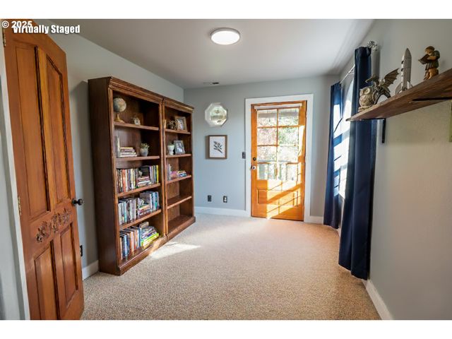 86104 SELLS VIEW Dr, Eugene, OR 97402