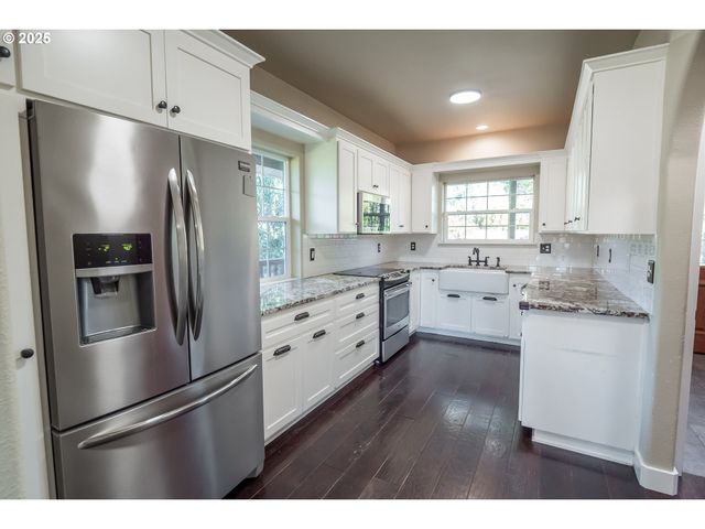 86104 SELLS VIEW Dr, Eugene, OR 97402