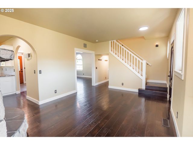 86104 SELLS VIEW Dr, Eugene, OR 97402