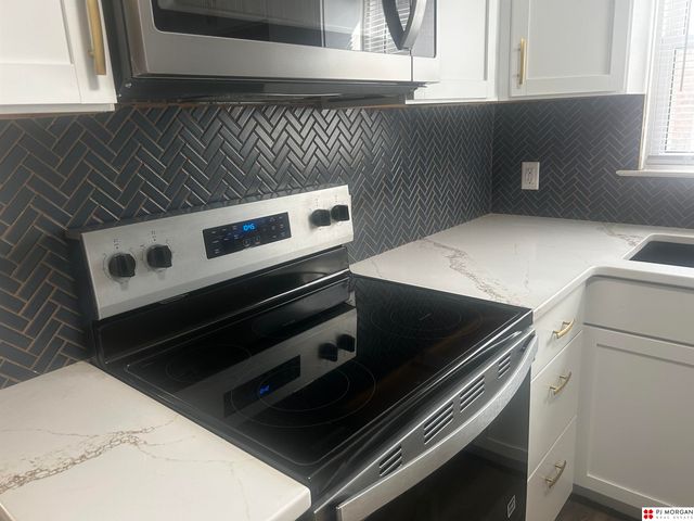 2112 S 49th Street, Omaha, NE 68106