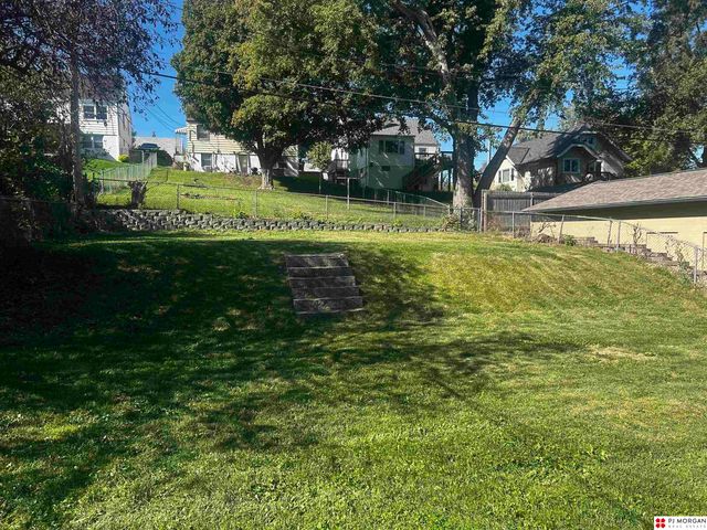 2112 S 49th Street, Omaha, NE 68106