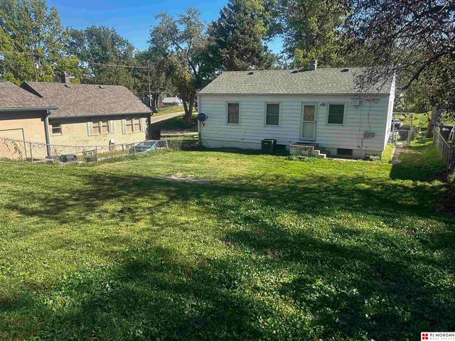 2112 S 49th Street, Omaha, NE 68106