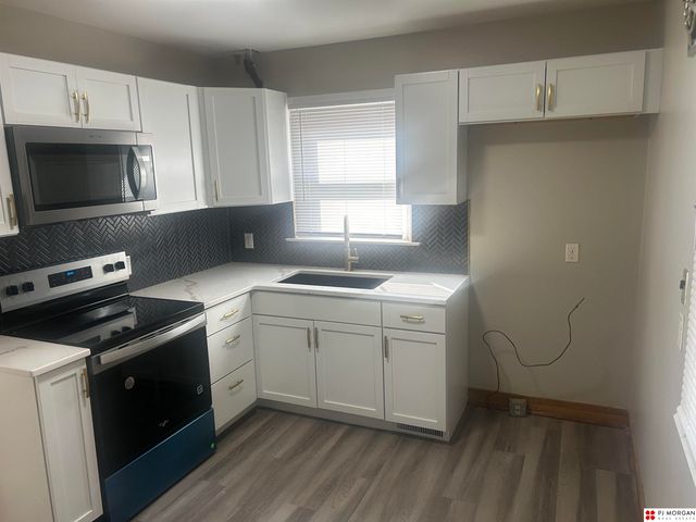 2112 S 49th Street, Omaha, NE 68106