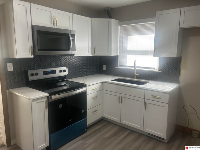 2112 S 49th Street, Omaha, NE 68106