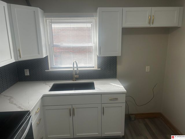 2112 S 49th Street, Omaha, NE 68106