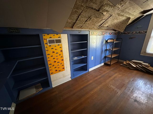 8342 North River Road, Pound, VA 24279