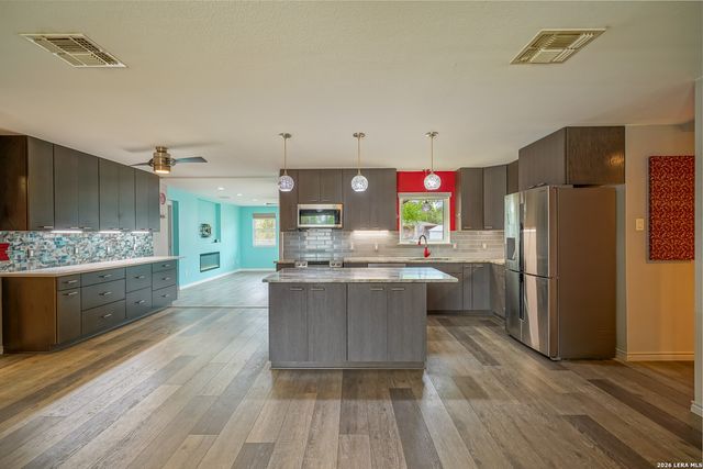 245 Windcrest Dr, Windcrest, TX 78239