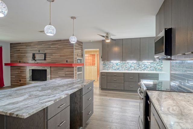 245 Windcrest Dr, Windcrest, TX 78239