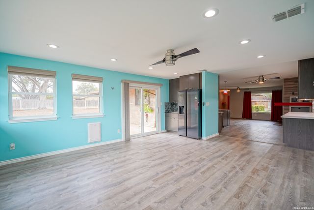 245 Windcrest Dr, Windcrest, TX 78239