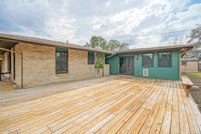 245 Windcrest Dr, Windcrest, TX 78239