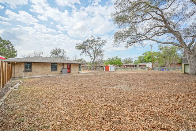 245 Windcrest Dr, Windcrest, TX 78239