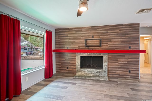 245 Windcrest Dr, Windcrest, TX 78239